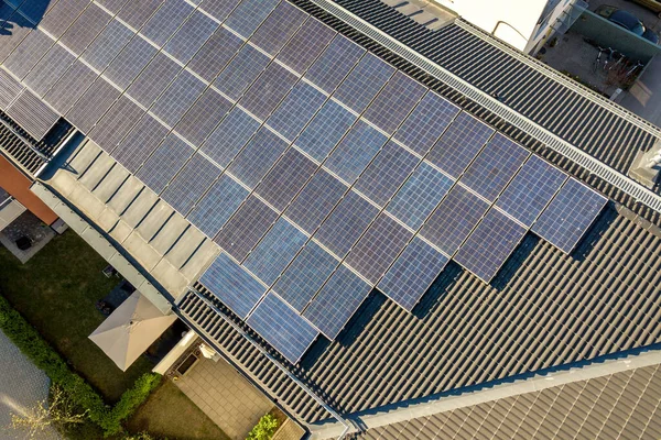 Vue Aérienne Panneaux Solaires Photovoltaïques Sur Toit Bloc Construction Résidentiel — Photo