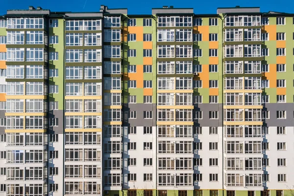 多くの窓やバルコニー付きの高さの住宅のアパートの建物の空中ビュー — ストック写真