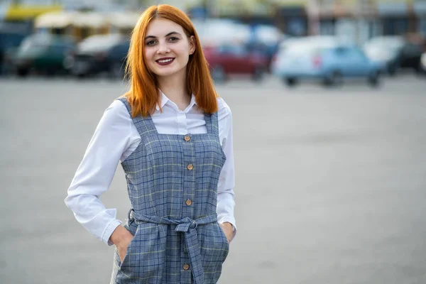 Retrato Una Adolescente Sonriente Con Pelo Rojo Los Ojos Claros —  Fotos de Stock