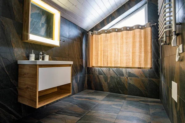 Modern Tarz Banyo Siyah Fayanslı Duvarlar Perde Duş Yeri Leğen — Stok fotoğraf