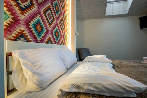 Innenraum Eines Geräumigen Hotelschlafzimmers Dachgeschoss Mit Frischer Bettwäsche Auf Einem — Stockfoto