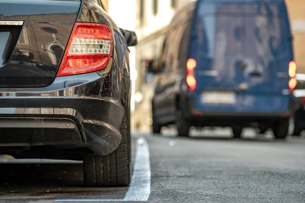 Coches Modernos Aparcados Calle Ciudad Discrict Residencial Vehículos Brillantes Estacionados —  Fotos de Stock