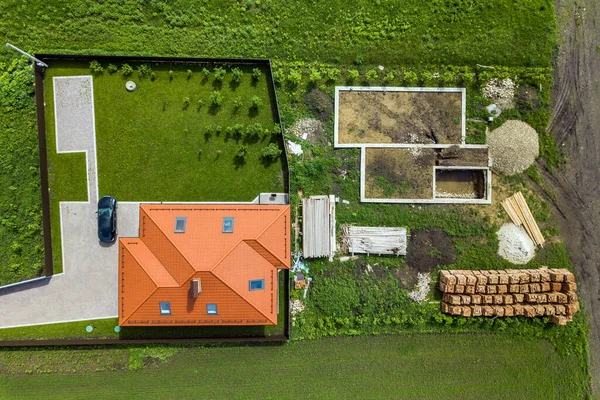 Çatısı Tavan Arası Pencereli Özel Bir Evin Havadan Görünüşü Yeşil — Stok fotoğraf