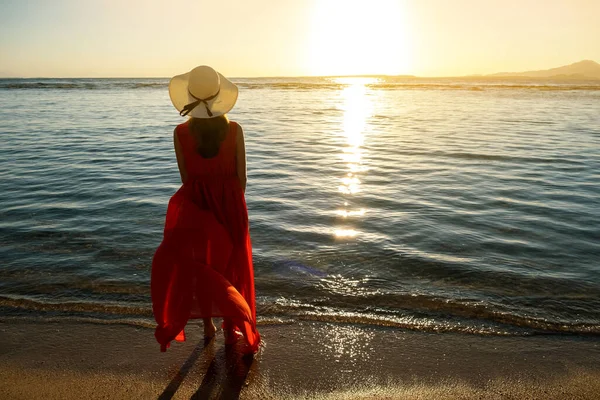 Giovane Donna Che Indossa Lungo Abito Rosso Cappello Paglia Piedi — Foto Stock