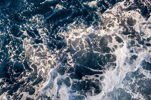 Widok Góry Powierzchnię Wody Morskiej Białe Fale Piankowe Tekstury Jako — Zdjęcie stockowe