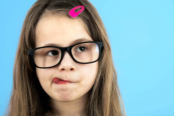 Tutup Potret Seorang Gadis Sekolah Anak Lucu Mengenakan Kacamata Bergambar — Stok Foto