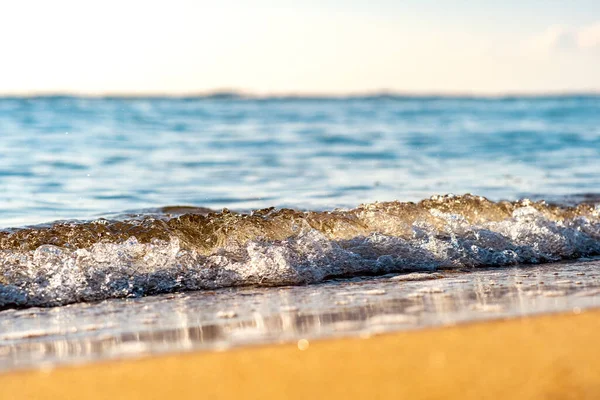 Yazın Güneşli Sahillerde Sarı Kumsal Üzerinde Açık Mavi Suyla Küçük — Stok fotoğraf