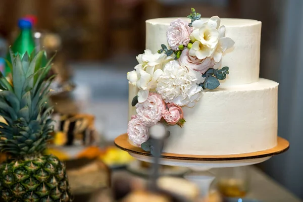 Lång Söt Bröllopstårta Dekorerad Med Levande Rosa Och Vita Blommor — Stockfoto