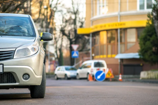 Киев Украина Февраля 2020 Года Современные Автомобили Припаркованы Городской Улице — стоковое фото