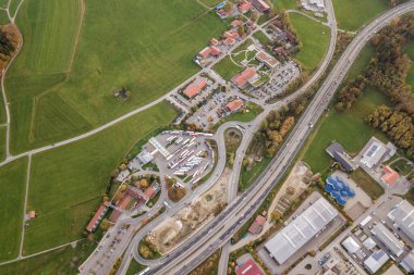 Kırsal alanda hareket halindeki trafik arabalarıyla otoyol üzerindeki hava manzarası.