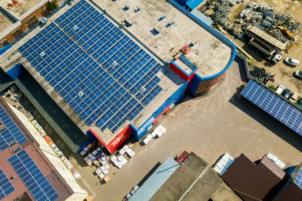 Vista Aérea Muchos Paneles Solares Fotovoltaicos Montados Techo Edificio Industrial —  Fotos de Stock