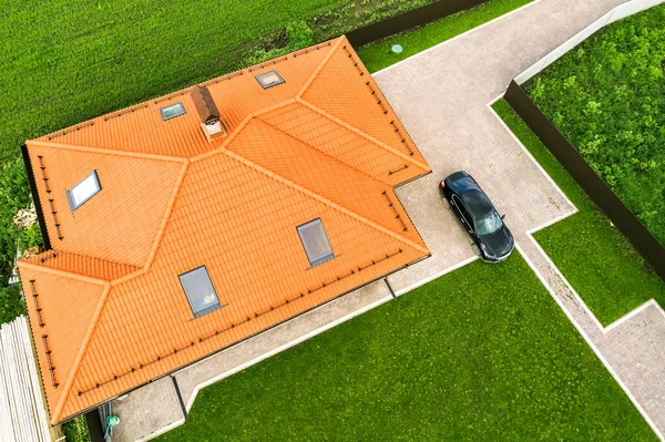 Vista Superior Aérea Telhado Telha Casa Com Janelas Sótão Carro — Fotografia de Stock