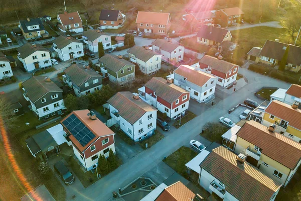 郊区有红色屋顶的住宅和有停放汽车的街道的空中景观 现代欧洲城市安静的郊区 — 图库照片