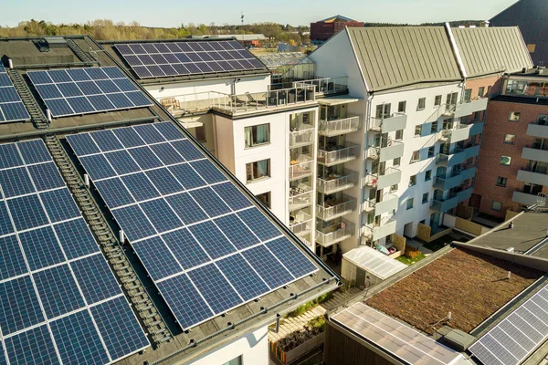 Luftaufnahme Von Photovoltaik Sonnenkollektoren Auf Dem Dach Eines Wohnblocks Zur Stockbild