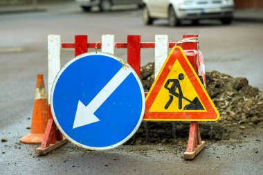 Yol çalışması alanında uyarı sokak tabelası.