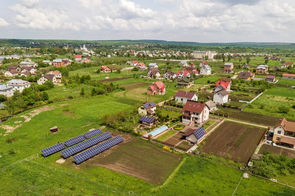 Vista Aérea Una Casa Privada Verano Con Paneles Solares Fotovoltaicos — Foto de Stock