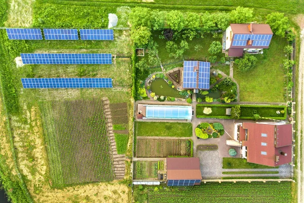 Vista Aerea Una Casa Privata Estate Con Pannelli Solari Blu — Foto Stock