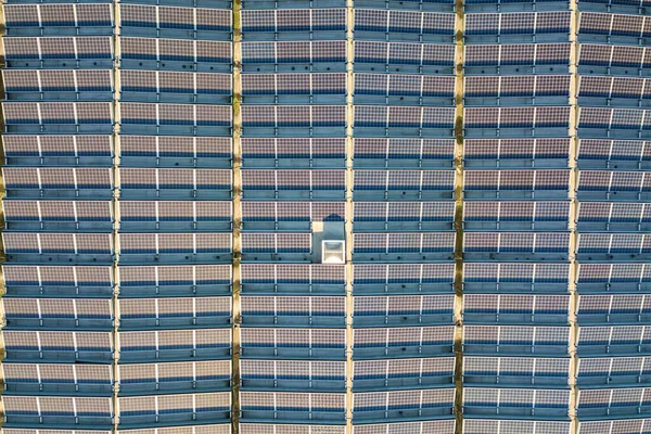 Αεροφωτογραφία Πολλών Φωτοβολταϊκών Ηλιακών Συλλεκτών Τοποθετημένων Στέγη Βιομηχανικού Κτιρίου — Φωτογραφία Αρχείου