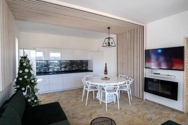 Interior Cocina Espaciosa Moderna Con Paredes Blancas Elementos Decorativos Madera — Foto de Stock