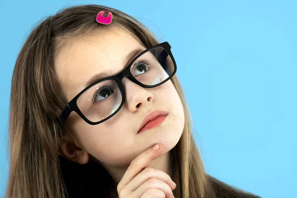 Tutup Potret Seorang Gadis Sekolah Anak Mengenakan Kacamata Bertatapan Tangan — Stok Foto