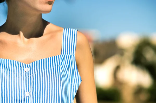 Крупный План Молодой Женщины Синем Летнем Платье Открытом Воздухе — стоковое фото