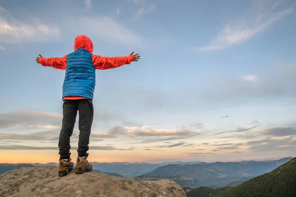 Niño Pequeño Excursionista Pie Con Las Manos Levantadas Las Montañas — Foto de Stock