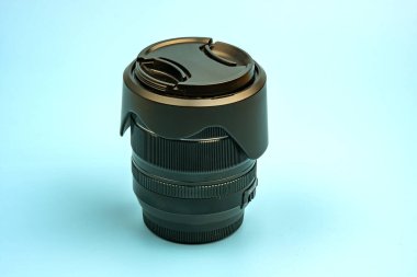 Mavi arkaplanda izole edilmiş optik dijital kamera lensi.