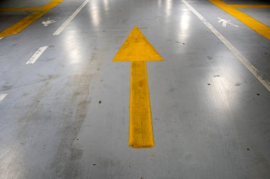 Yeraltı otoparkının zemininde çıkış işareti var..