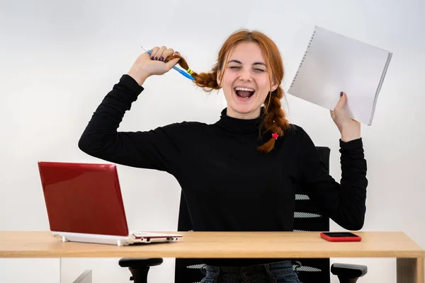 Mutlu Genç Ofis Çalışanı Masa Başında Dizüstü Bilgisayarı Cep Telefonu — Stok fotoğraf