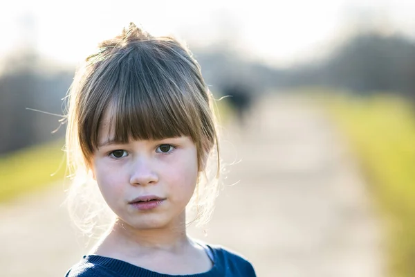 晴れた秋の日に屋外で美しい子供の女の子の肖像画 — ストック写真