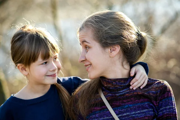 Young Mom Her Daughter Girl Together Outdoors — 스톡 사진