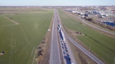 Hızlı hareket eden trafik arabaları olan bir yolun havadan aşağı görüntüsü.