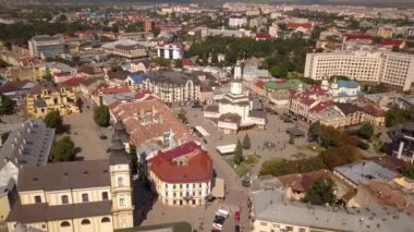 Ukrayna 'nın İvano-Frankivsk kentindeki tarihi merkezin hava manzarası.
