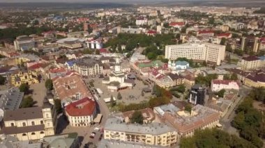 Ukrayna 'nın İvano-Frankivsk kentindeki tarihi merkezin hava manzarası.