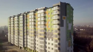 Birçok pencere ve balkonu olan yüksek bir apartman dairesinin hava görüntüleri..
