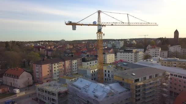 新型住宅建筑临特塔式起重机施工现场的航景 — 图库视频影像