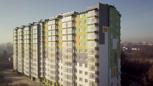 Imágenes Aéreas Edificio Residencial Alto Con Muchas Ventanas Balcones — Vídeos de Stock