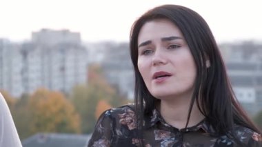 Sıcak yaz gününde şarkı söyleyen mutlu siyah saçlı kadın..