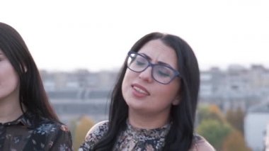 Sıcak yaz gününde şarkı söyleyen bir grup..