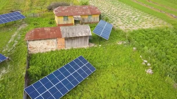 绿色农村地区太阳能电池板的高空俯视图 — 图库视频影像