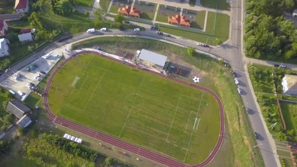 Luftaufnahme Eines Fußballfeldes Auf Einem Mit Grünem Gras Bedeckten Stadion — Stockvideo