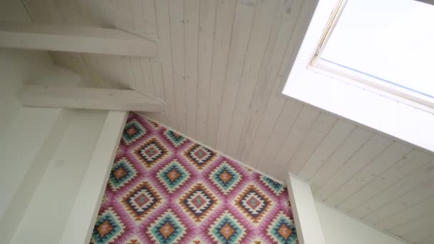 Innenraum Eines Geräumigen Hotelschlafzimmers Dachgeschoss Mit Frischer Bettwäsche Auf Einem — Stockvideo
