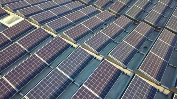 Vue Aérienne Nombreux Panneaux Solaires Photovoltaïques Montés Sur Toit Bâtiment — Video