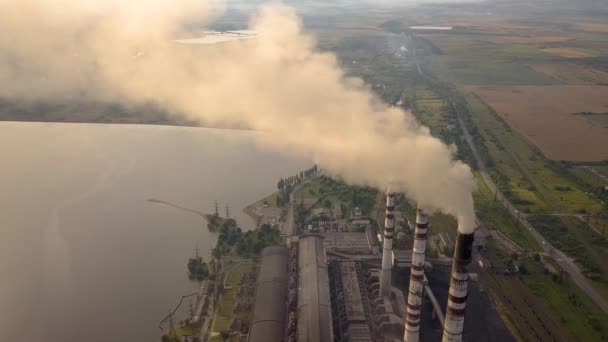 Zicht Vanuit Lucht Hoge Schoorsteenpijpen Met Grijze Rook Van Kolencentrales — Stockvideo