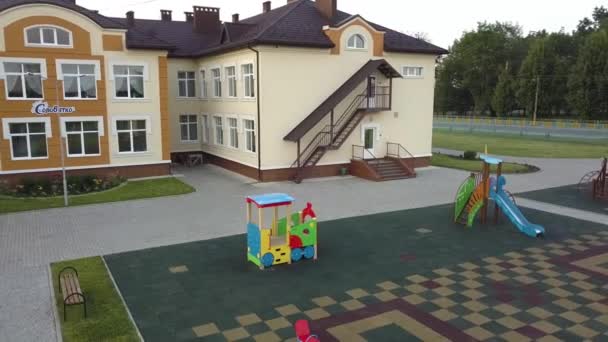 Images Sur Cour École Maternelle Avec Balançoires Diapositives Bâtiment École — Video