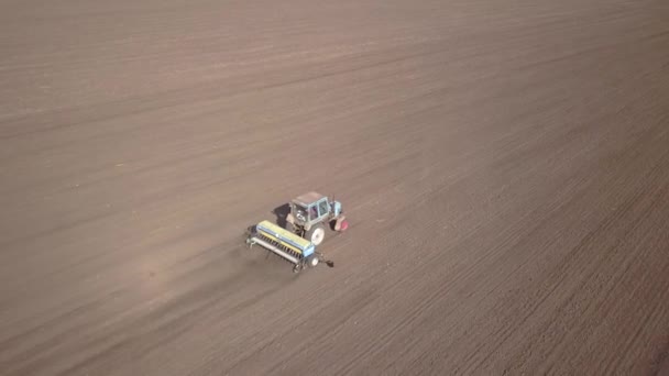 Vue Aérienne Haut Bas Tracteur Vert Cultivant Sol Semant Champ — Video