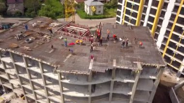 Yeni beton konut inşaatında çalışan inşaat işçileri.