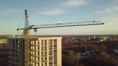 Bir şehirde inşaat halindeki tamamlanmamış uzun apartmanın beton çerçevesinin havadan görüntüsü..