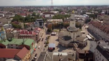 Ukrayna 'nın İvano-Frankivsk kentindeki tarihi merkezin hava manzarası.