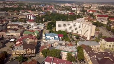 Ukrayna 'nın İvano-Frankivsk kentindeki tarihi merkezin hava manzarası.